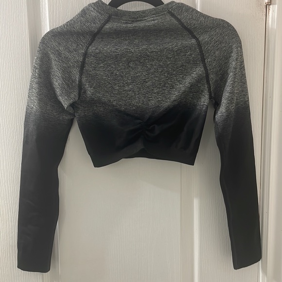 GYMSHARK Black Ombre Cropped Full Sleeve Tee - Picture 2 of 3